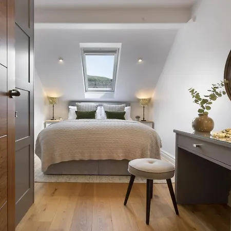 Rohan Rise - District Escape For Two *