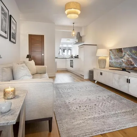 Rohan Rise - District Escape For Two - Ridgestone *