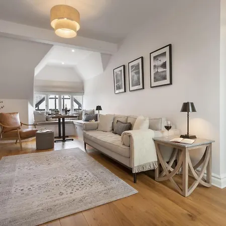 Rohan Rise - District Escape For Two Daire