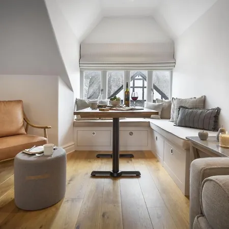 Rohan Rise - District Escape For Two *