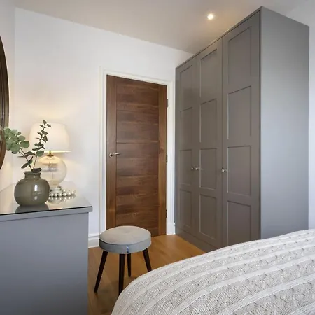 Rohan Rise - District Escape For Two *