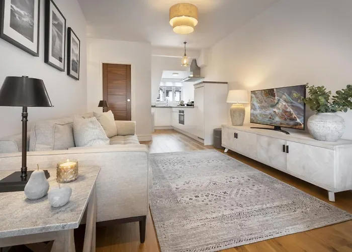 Rohan Rise - District Escape For Two - Ridgestone *