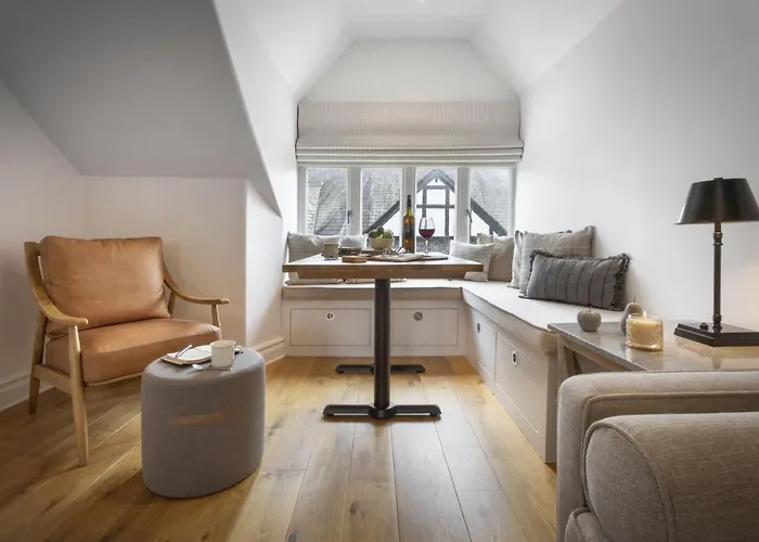 Rohan Rise - District Escape For Two - Ridgestone *